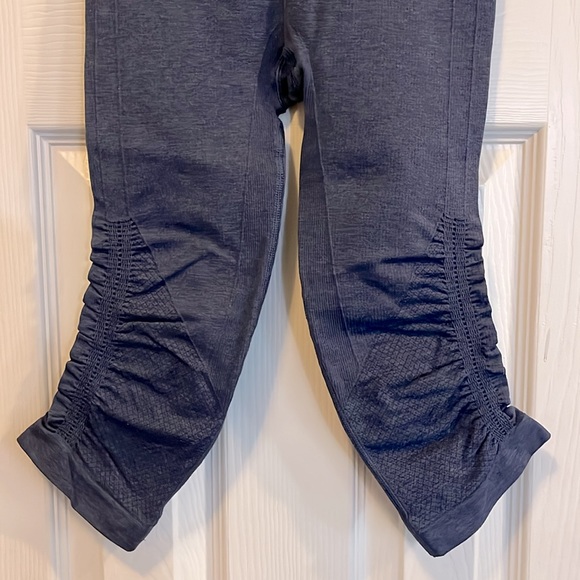Lululemon blue capri in the flow crop leggings - Picture 2 of 8